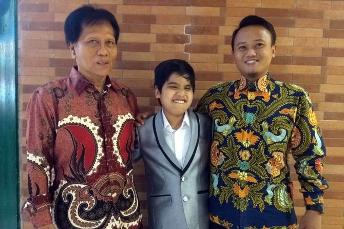 Muhammad Hilbram (tengah), Bocah Tunanetra yang Dapat Beasiswa Musik ke Liverpool - Image