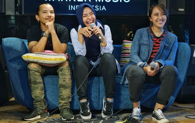 Bassist band Kotak, Chua (kanan) memberikan dukungan moril untuk Atiqah Hasiholan dan Rio Dewanto. Bagi Chua keluarga nomor satu. - Image