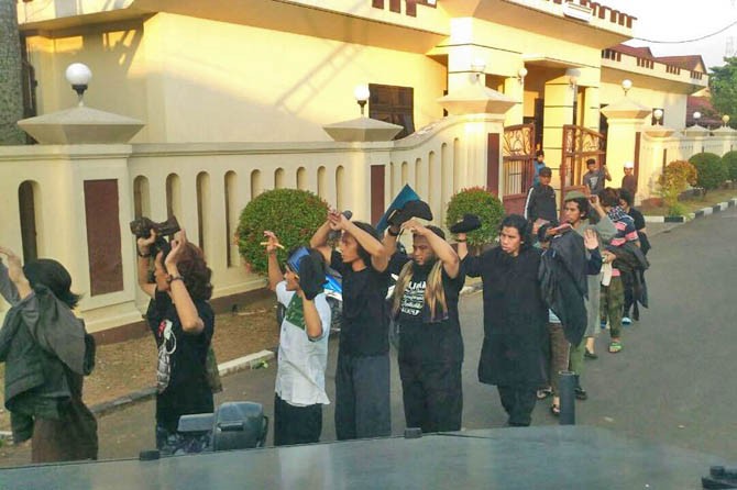 Para narapidana kasus terorisme saat menyerahkan diri di Mako Brimob Kelapa Dua, Depok, Jawa Barat, Kamis (10/5) pagi. - Image