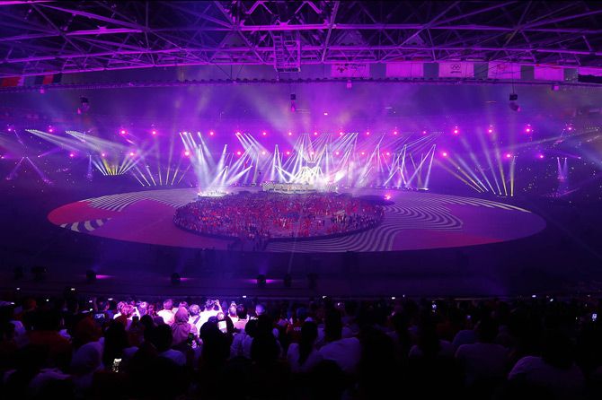 Suasana penutupan Asian Games 2018 dengan pesta kembang api dan berbagai bintang tamu luar dan dalam negeri saat di Gelora Bung Karno Jakarta, kemarin, Minggu (2/8) - Image