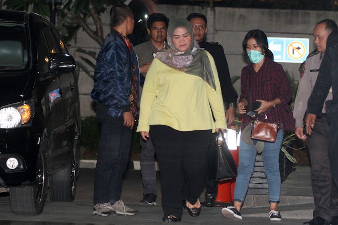 Bupati Bekasi Neneng Hassanah Yasin saat digiring petugas KPK terkait kasus OTT suap Meikarta. - Image