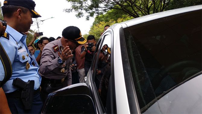DITUTUP: Kapolresta Pekanbaru, Kombes Susanto berbincang dengan Neno melalui jendela mobil. Ia meminta agar Neno bisa mengambil arah memutar, karena jalan diblokir. - Image
