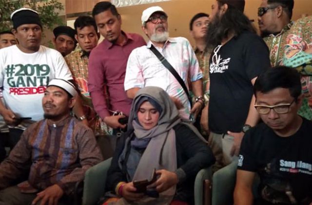 Neno Warisman (duduk, tengah) mengatakan Ahmad Dhani dalam kondisi baik saat dia menjenguk di Rutan Cipinang, Jakarta Timur. - Image