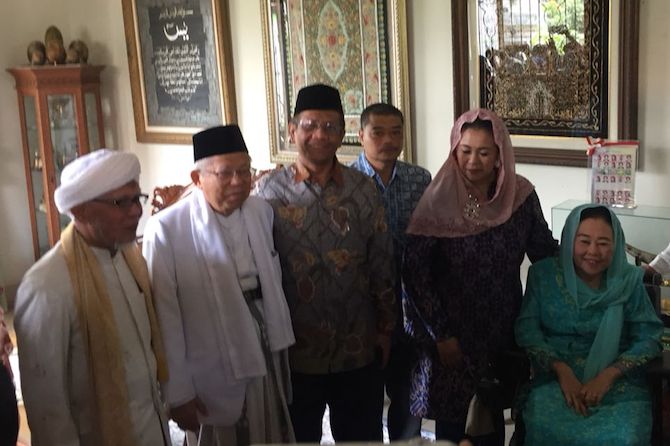 Yenny Wahid mendampingi Ibundanya Shinta Nuriyah Wahid disela-sela pertemuan dengan Ma - Image