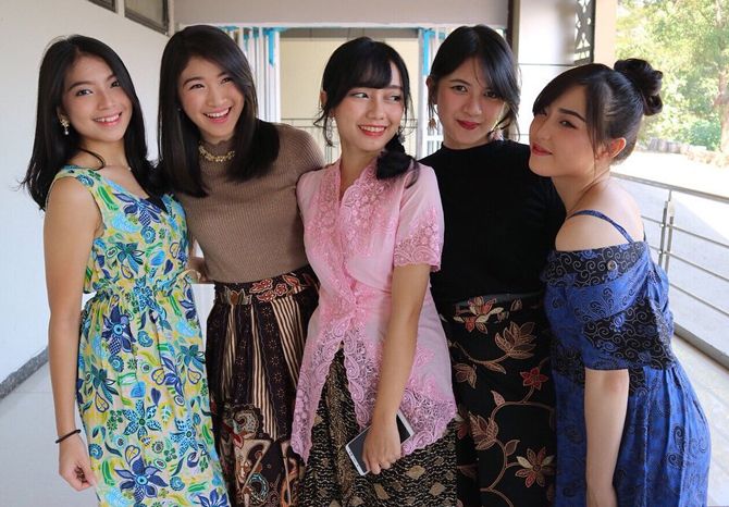 Dari kiri: Shania Gracia, Shani Indira Natio, Viviyona Apriani, Ratu Vienny Fitrilya, dan Shinta Naomi di JKT48 Circus Semarang - Image