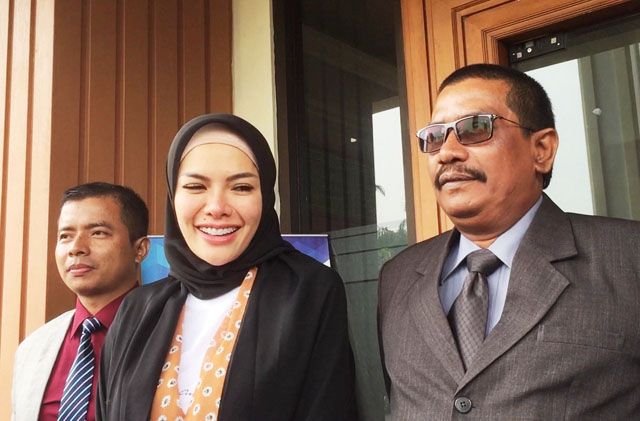 Nikita Mirzani didampingi kuasa hukumnya saat menghadiri sidang isbat di Pengadilan Agama Jakarta Selatan, Rabu (1/8). - Image