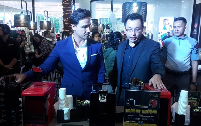 Hamish Daud dan Christeven Mergonoto selaku Direktur Kapal Api Global dalam peluncuran kapsul Unakaffe System di Jakarta. - Image