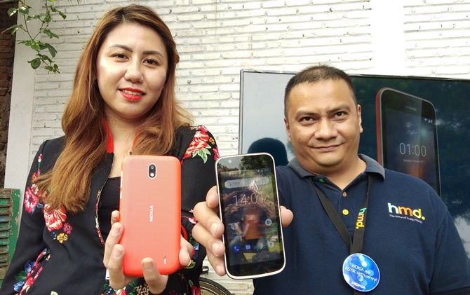 Marketing Head Nokia Indonesia, Miranda Vania Warokka (kiri) saat menunjukkan produk terbaru Nokia, yakni Nokia 1. - Image