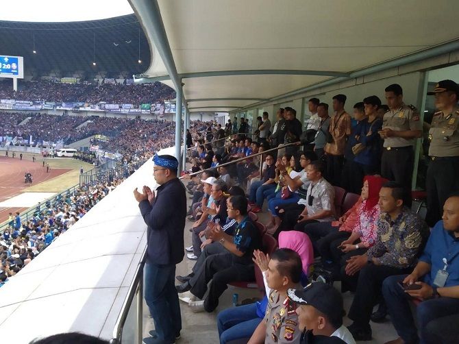 Gubernur Jawa Barat, Ridwan Kamil menonton Persib Bandung melawan Arema FC di Stadion Gelora Bandung Lautan Api (GBLA) Bandung, Kamis (13/9). - Image