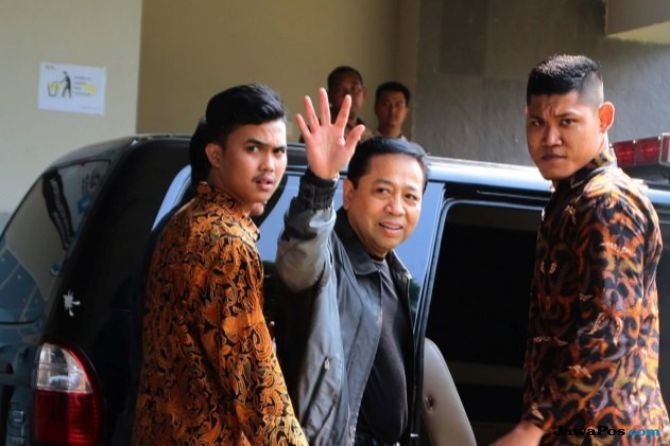 Mantan Ketua DPR, Setya Novanto ketika akan dieksekusi ke Lapas Sukamiskin. Novanto hari ini, Selasa (28/8) kembali menyambangi KPK. Novanto berniat menjual rumahnya di kawasan Jakarta Selatan, untuk membayar uang pengganti kasus korupsi e-KTP - Image