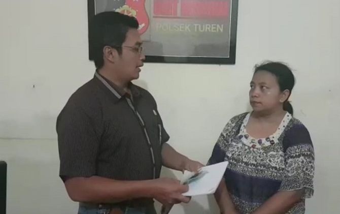 Siti Saudah (kanan) saat diperiksa di Mapolsek Turen. - Image