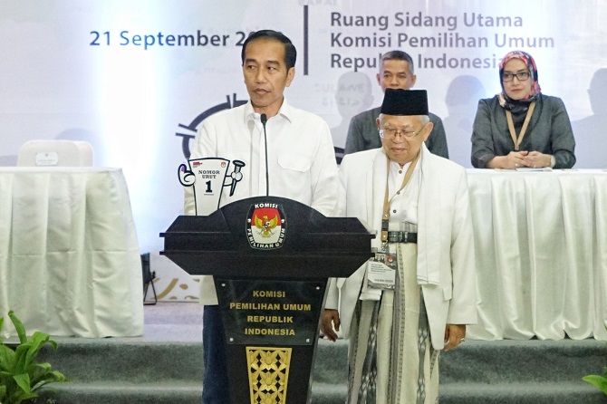 Calon Presiden nomor urut 1 Joko Widodo (Jokowi) memberikan pidato singkat usai pengundian nomor urut di gedung KPU, Jakarta, Jumat (21/9). Turut mendampingi, ada cawapresnya yakni KH Ma - Image