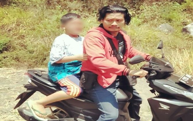 LB dibonceng Kanit Reskrim Polsek Poncokusumo, Aiptu Andik Risdianto. - Image