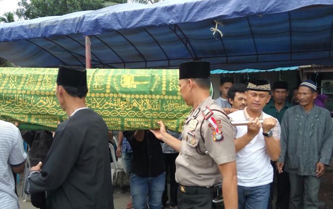 Jenazah PR ketika akan dikebumikan di pemakaman di Kampung Sei Buluh, Kecamatan Galang, Batam. - Image