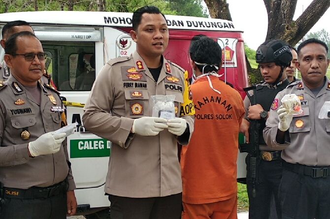 Kapolres Solok Arosuka AKBP Ferry Irawan dan Wakapolres Kompol Franky menunjukkan bb sabu dan mobil yang digunakan tersangka AD di Mapolres Arosuka Solok, Rabu (23/1) - Image