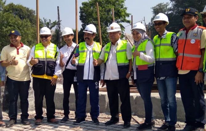 SIDAK: Menteri Pekerjaan Umum dan Perumahan Rakyat (PUPR) Basuki Hadimuljono didampingi Wali Kota Solo, FX Hadi Rudyatmo sewaktu melakukan peninjauan pembangunan overpass Manahan, Kamis (19/7). - Image