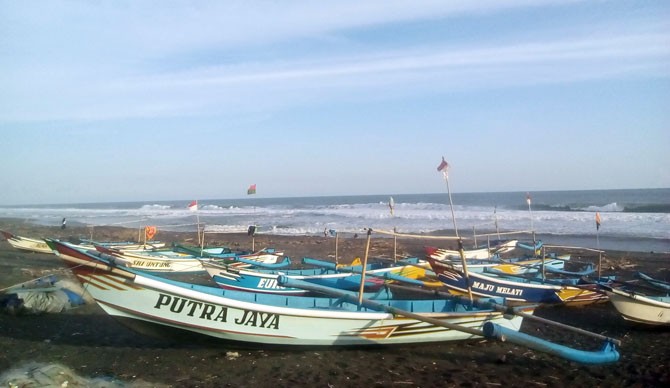 PERAHU: Sejumlah perahu milik nelayan hanya di parkir di tepi Pantai Congot, Kulon Progo lantaran tingginya ombat laut selatan. - Image