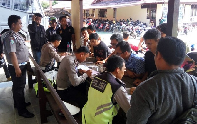 Anggota Satlantas Polres Landak saat mengurus pengendara yang terjaring Ops patuh Kapuas 2018, di Ngabang, Senin (7/5). - Image
