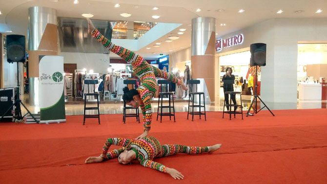 ORIENTAL CIRCUS: Pemain sirkus Oriental Circus tengah mempertunjukkan kepiawaiannya disela jumpa pers, Senin (17/9). - Image