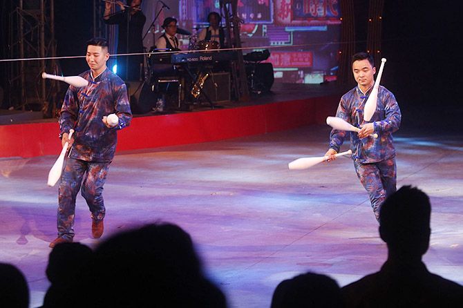 Sejumlah pemain dari Oriental Circus Indonesia melakukan pertunjukan The Great 50 Show yang digelar di Komplek Gelora Bung Karno, Jakarta, Jumat (14/12). - Image