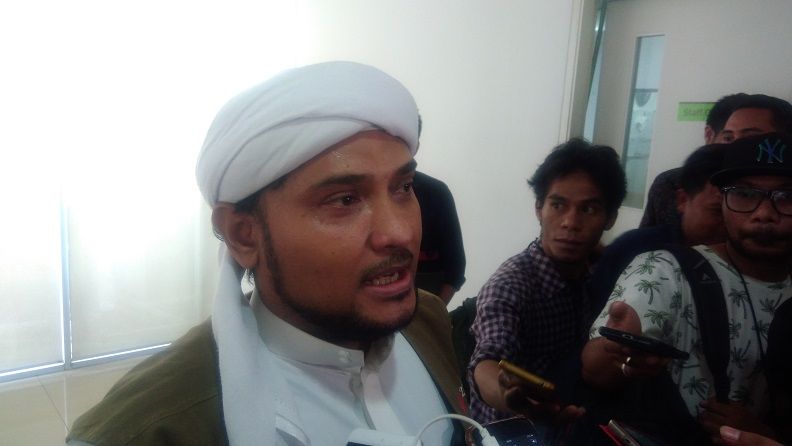 Juru Bicara Alumni 212 Habib Novel Bamukmin di kawasan Cikini, Jakarta Pusat, Jumat (16/11). - Image