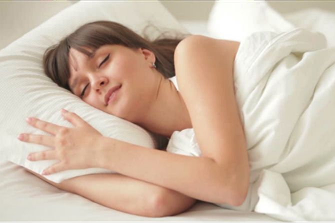Ilustrasi. perempuan tidur dengan bra bisa picu kanker payudara apakah mitos atau fakta? - Image