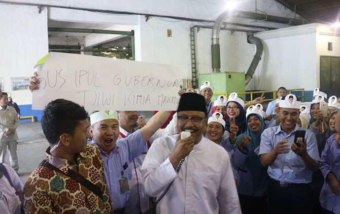 Gus Ipul bersama karyawan Tjiwi Kimia, Senin (19/3) - Image