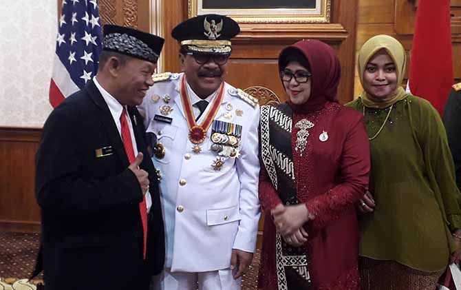 Gubernur Jatim Soekarwo bersama istrinya, Nina Kirana Soekarwo menghadiri upacara bendera di Gedung Grahadi, Surabaya, Jumat (17/8). - Image