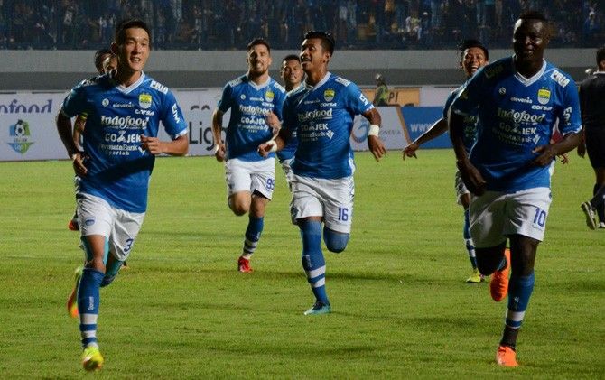 Persib menjamu Persija di GBLA pada Minggu (23/9). Panpel Persib sediakan 34 ribu lembar tiket dan tak ada alokasi untuk suporter Persija - Image