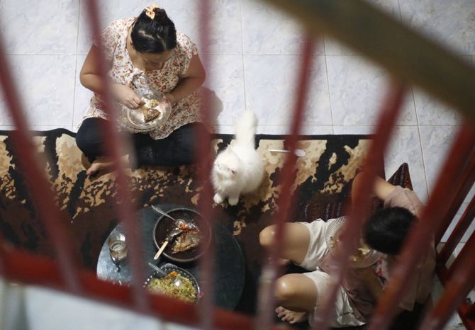 Ika Yuanita dan Liana hidup bersama di kediaman mereka di daerah Wonorejo. - Image