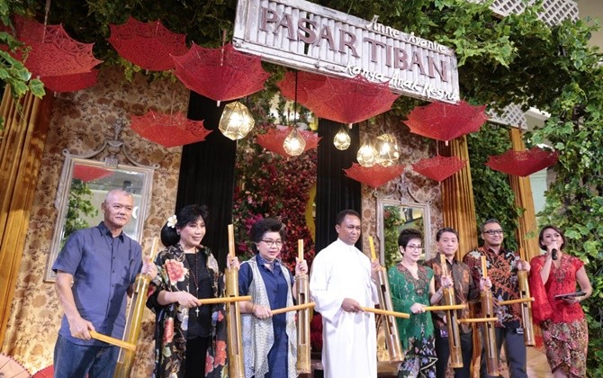 Anne Avantie saat membuka Pasar Tiban di Lippo Mall Puri persembahan bagi para UMKM. - Image
