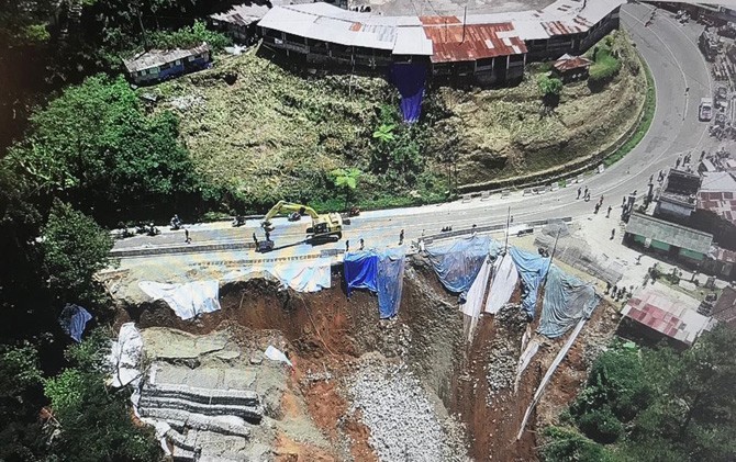 Kondisi kawasan Puncak Pass pasca longsor pasca longsor, Kamis (29/3). Longsor terjadi pada Rabu (28/3). - Image