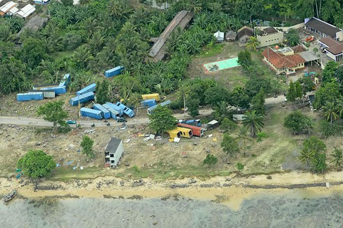 Kontainer terdampar usai tsunami di sekitar pantai dekat Pandeglang, Banten, Senin (24/12). - Image