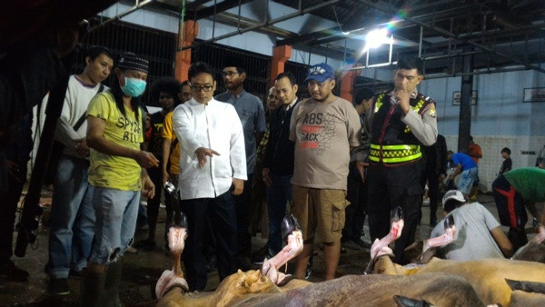 Kepala KPPU Aru Armando (tengah) di sela-sela sidak ke RPH Antang, kota Makassar, Minggu (3/6) dini hari. - Image