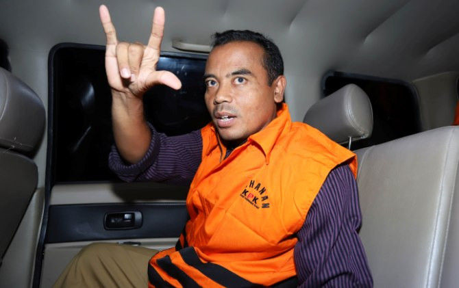 Bupati Purbalingga Tasdi mengenakan rompi tahanan seusai menjalani pemeriksaan di gedung KPK, Jakarta, Selasa (5/6). - Image