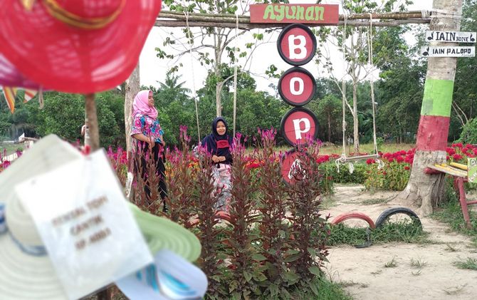 Taman Bunga Impian Okura menjadi destinasi wisata yang sering dikunjungi warga Kota Pekanbaru saat sore hari dan akhir pekan. - Image