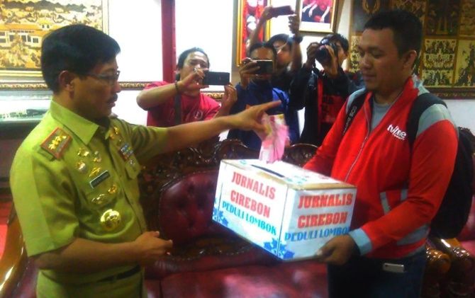 Bupati Cirebon, Sunjaya Purwadisastra turut berpartisipasi mendonasikan ke Jurnalis Cirebon Peduli untuk korban gempa di Lombok, Nusa Tenggara Barat (NTB), Selasa (7/8). - Image