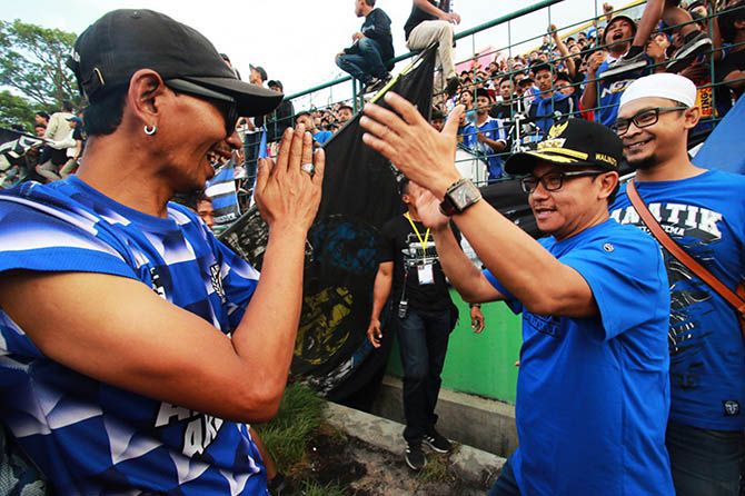 Yuli Sumpil akan berusaha diperjuangkan Arema FC untuk bisa kembali mendukung di dalam stadion. - Image