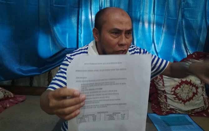 TAK TERIMA: Mantan Kepala SMPN 4 Kepanjen Suburiyanto akan gugat Bupati Malang. - Image