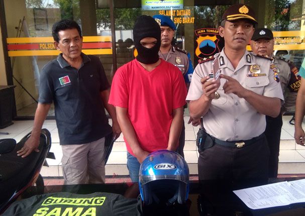 Dicky C. Putra, pelaku pembunuh pemandu karaoke (PK) Wisma Mr. Classic saat gelar perkara di Mapolsek Semarang Barat, Sabtu (15/9). - Image