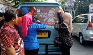 POSTER: Kader dan relawan PDIP langsung bergerak menyisir sejumlah lokasi yang ditengarai menjadi tempat pemasangan gambar Jokowi bermahkota seperti raja. - Image