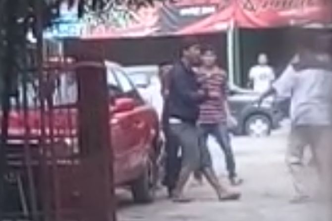 Korban saat dikeroyok oleh delapan tersangka. - Image
