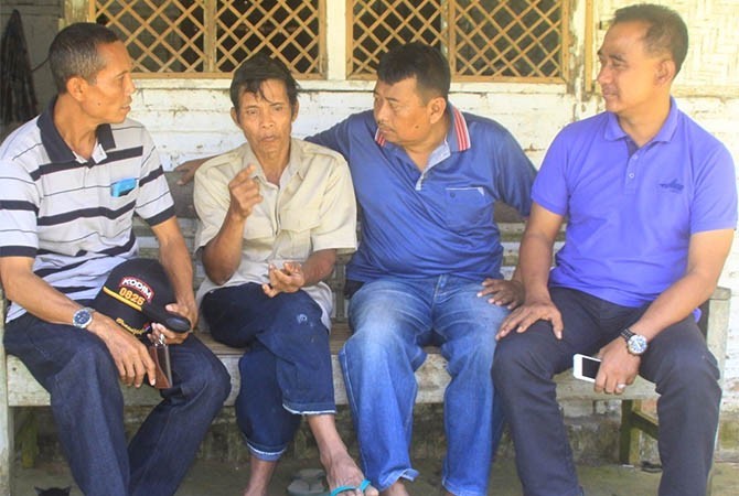 Kiri ke kanan : Danramil Pesanggaran Kapten Artileri Sutoyo, Mistaji ( ayah suliono), Kapolsek Pesanggaran AKP Hery Purnomo, Camat Pesanggaran, Hardiono. - Image