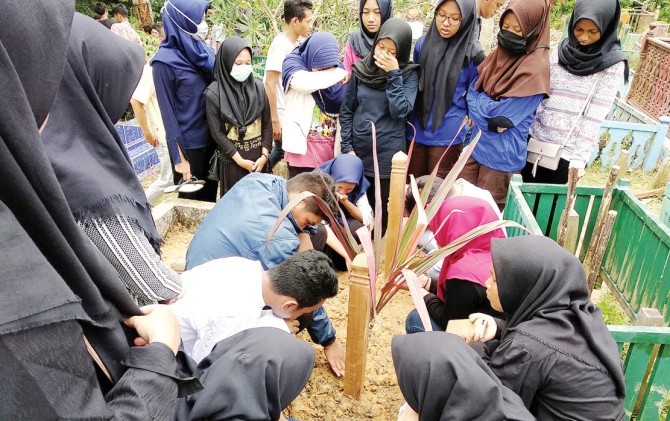 Proses pemakaman Suwadi diserang oleh Panji, yang tak lain adalah adik iparnya sendiri, dengan menggunakan mandau. - Image