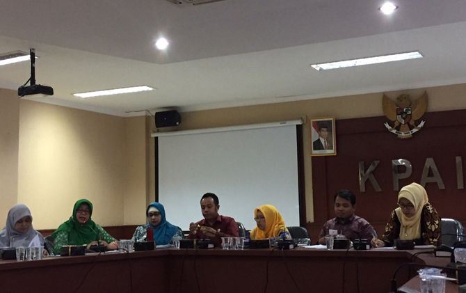 Ketua KPAI Susanto, saat menggelar konferensi pers di kantornya, Selasa (8/1). - Image