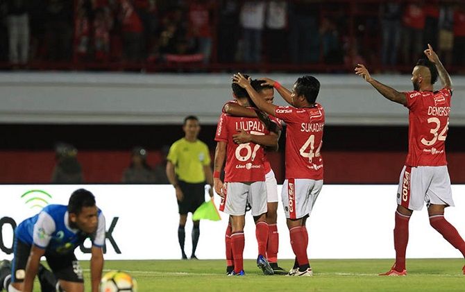 Pelatih Bali United siapkan strategi untuk mematikan pergerakan striker Barito, Samsul Arif. - Image