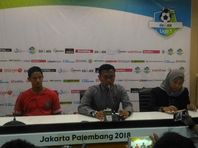 Widodo didampingi Irfan Bachdim saat memberikan keterangan pers usai laga Sriwijaya FC kontra Bali United - Image