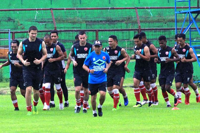 Pemain PSM menajalani latihan perdana di Stadion Mattoanging, Selasa (15/1) lalu. - Image