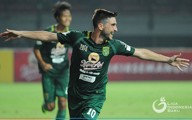 Robertino mampu mencetak gol lantaran proses pergantian pemain di lini belakang tak tepat - Image