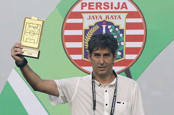 Stefano Cugurra Teco bisa menjadi salah satu kandidat pelatih Madura United musim depan. - Image